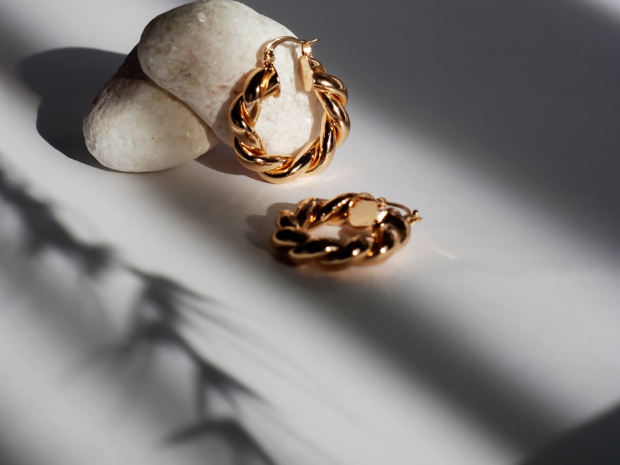 Reading Pearls: Lustre, Roundness, Blemishes, Nacre and the Four Origins Compared