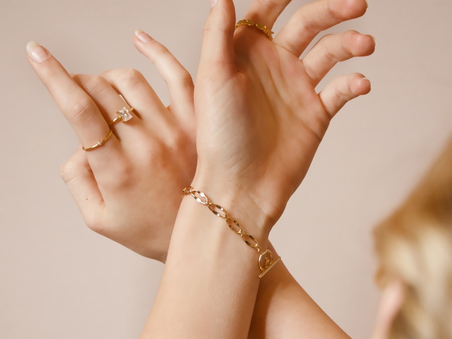 Necklace Length and Neckline: How 40, 45, 60 and 80 cm Meet Round, V and Turtleneck