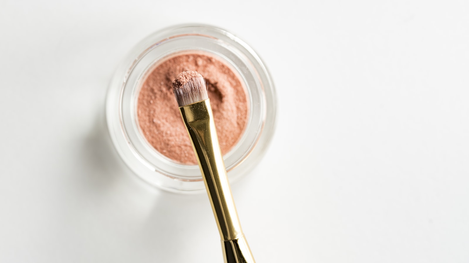 Makeup for Sensitive Skin: Ingredient Avoidance and Gentle Removal