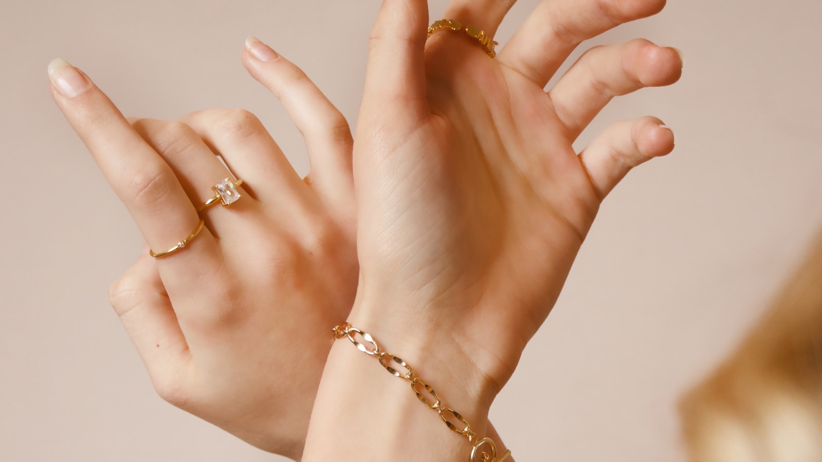 Necklace Length and Neckline: How 40, 45, 60 and 80 cm Meet Round, V and Turtleneck